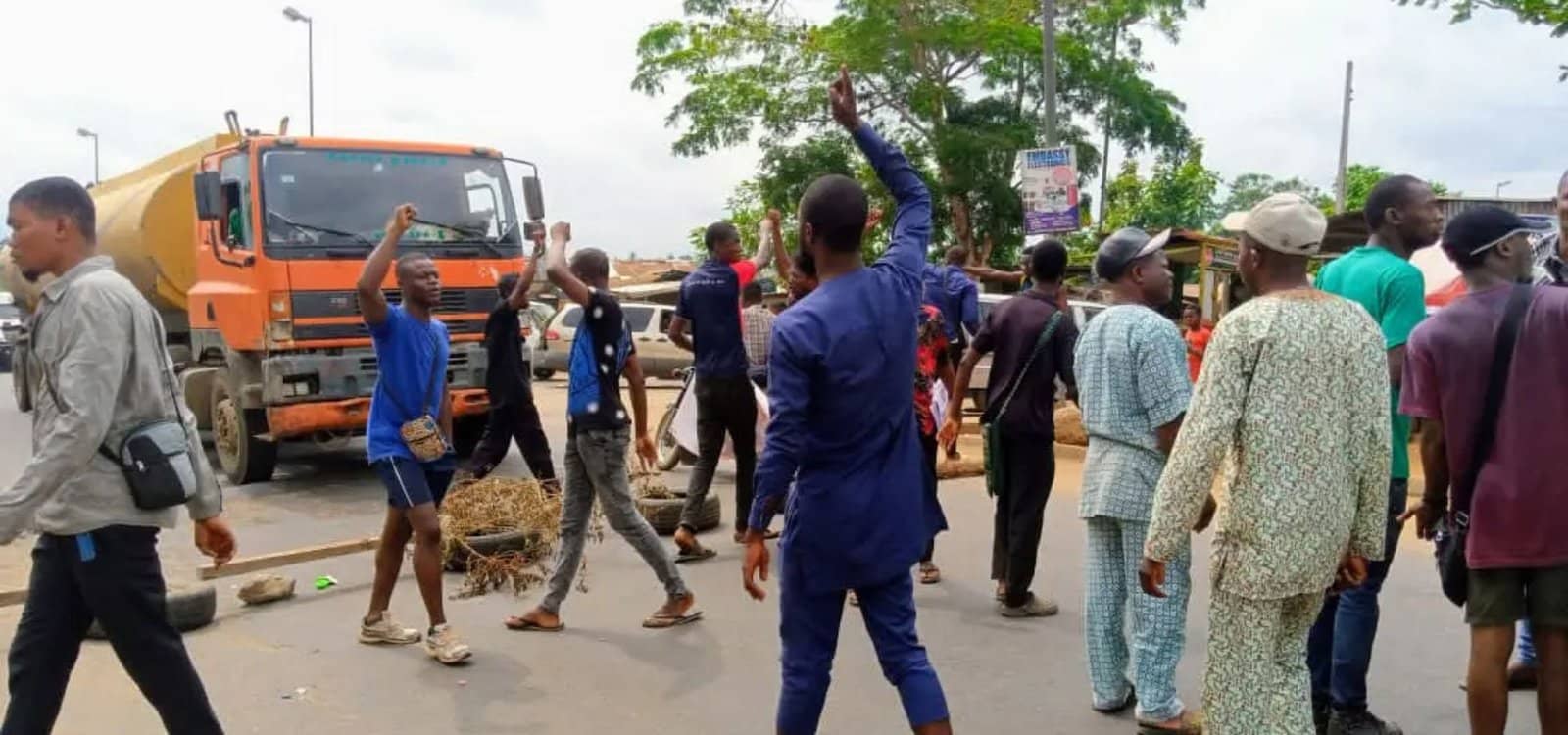 Students Block Airport Road In Lagos To Protest The Ongoing ASUU Strike