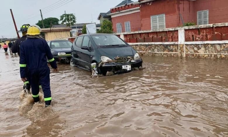 accra residents fume over persistent floods gnfs personnel assisting drivers in the floods 780x470