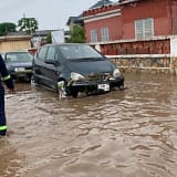 accra residents fume over persistent floods gnfs personnel assisting drivers in the floods 780x470